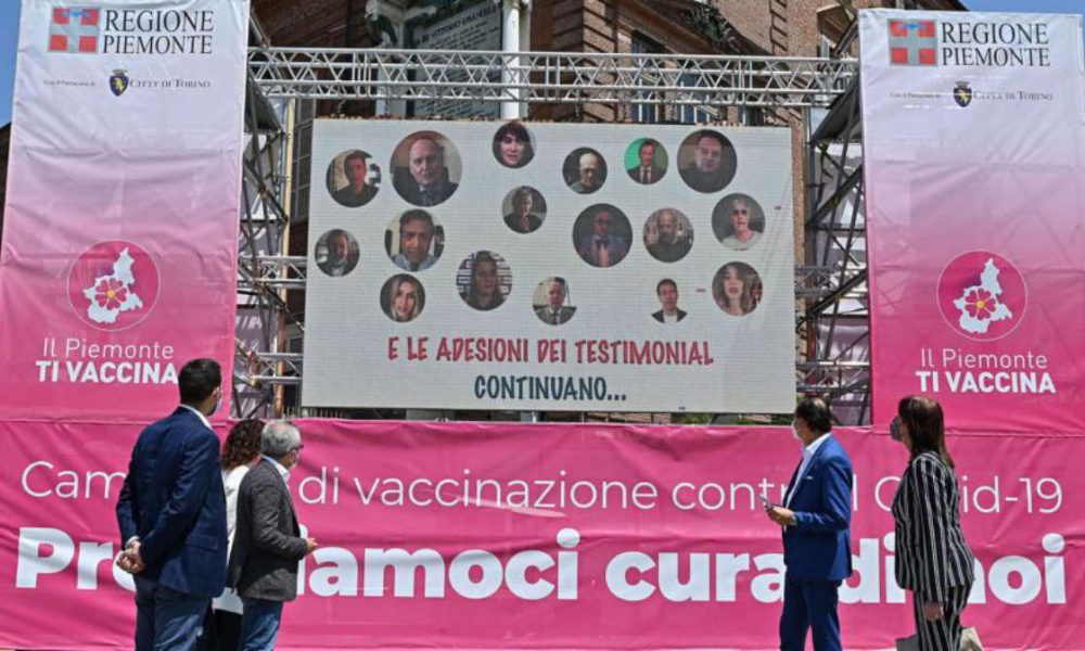 Il contatore dei vaccinati in piazza Castello