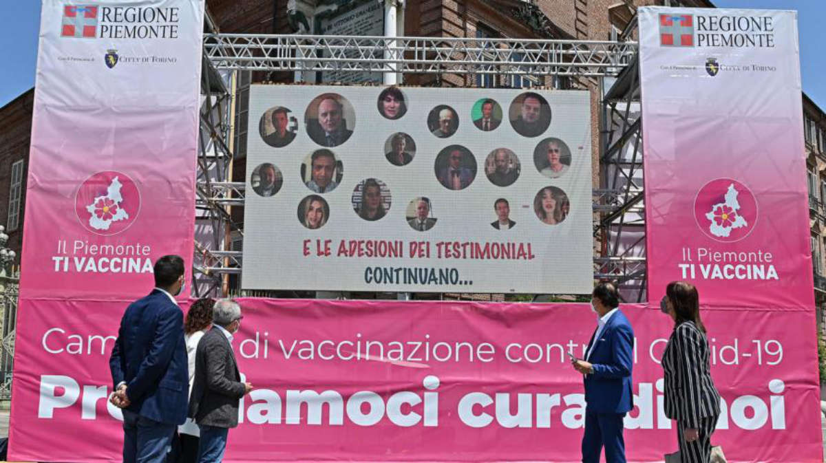 Il contatore dei vaccinati in piazza Castello