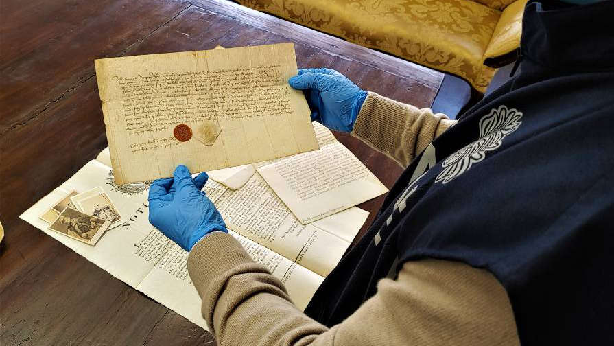 Documenti antichi recuperati dai carabinieri