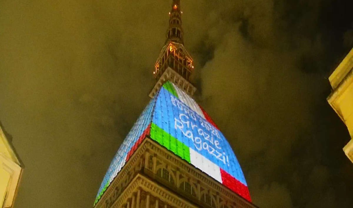 La Mole illuminata col tricolore