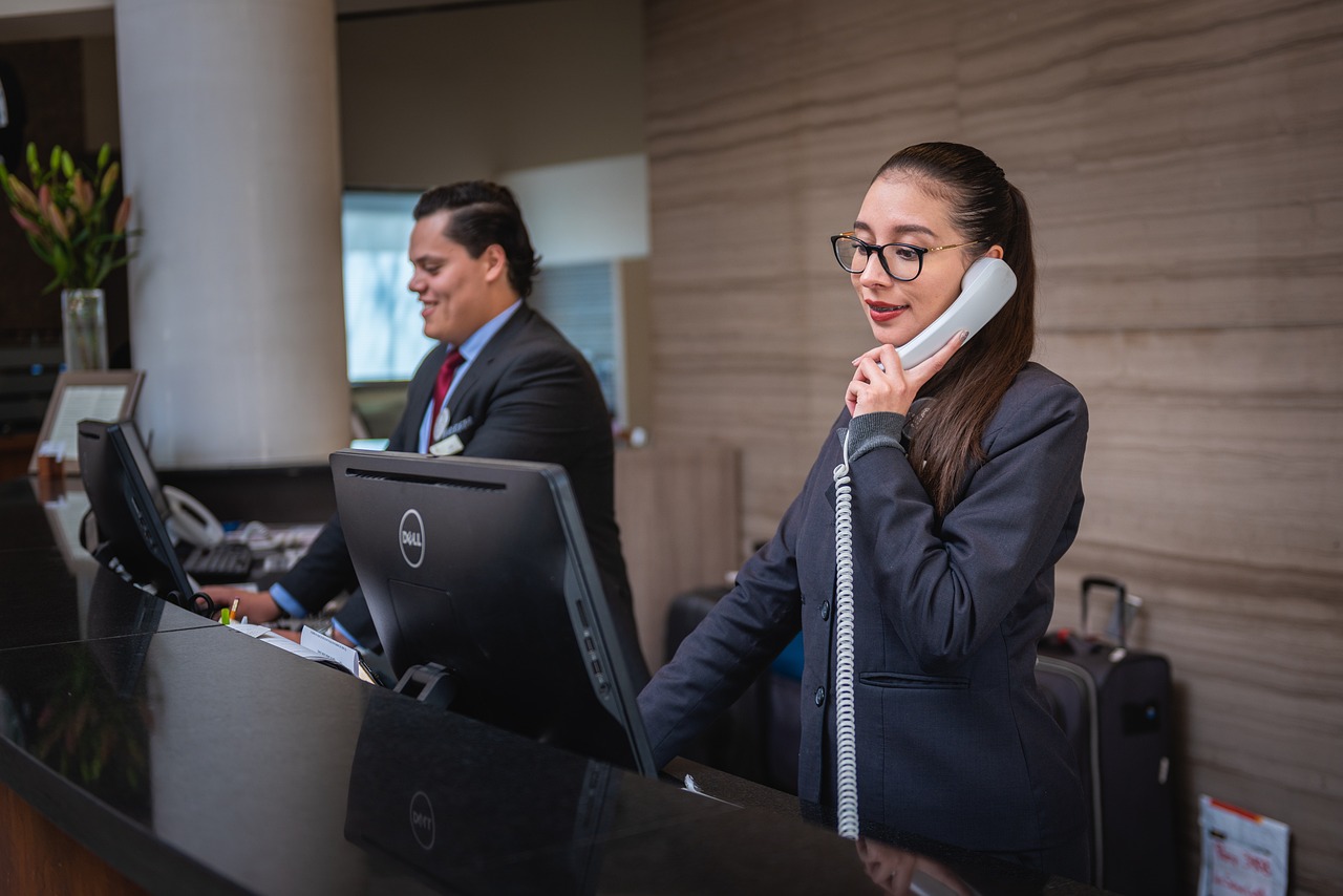 Receptionists di hotel (© Pixabay)